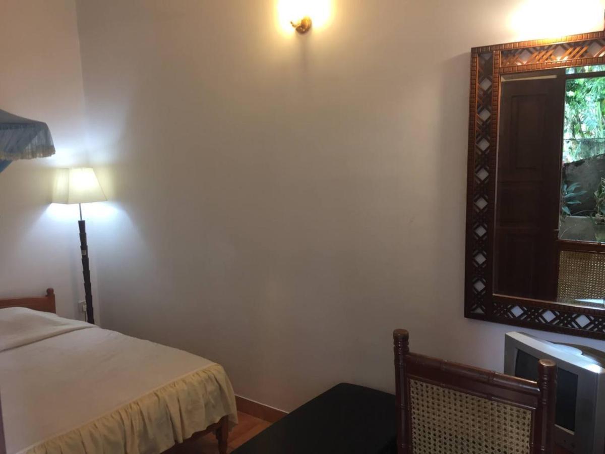 Hotel Shalini Anuradhapura Exterior foto